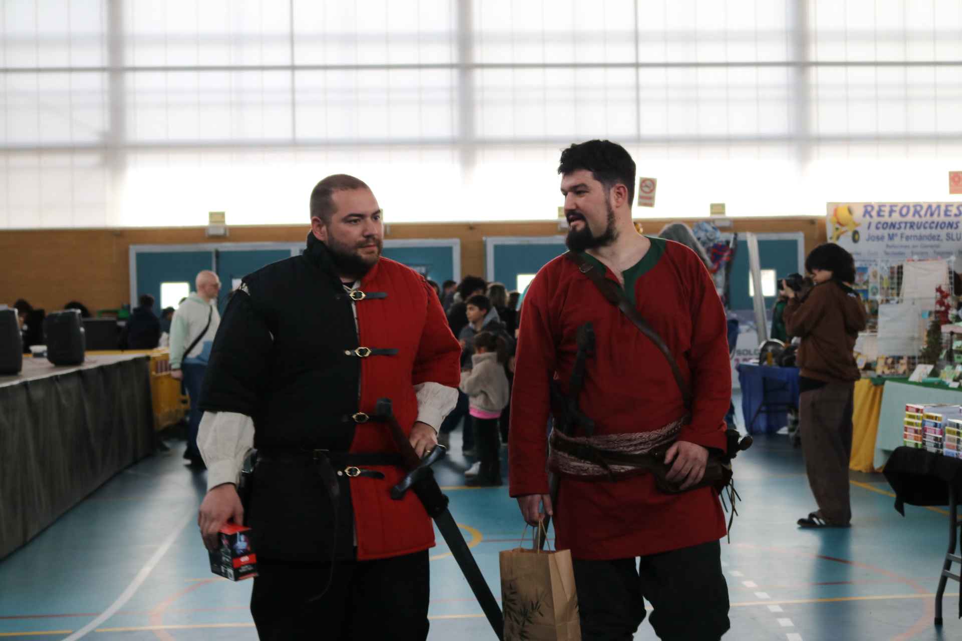 Cosplayers amb vestuari medieval al Salo de Tecnologia i Manga de Roses